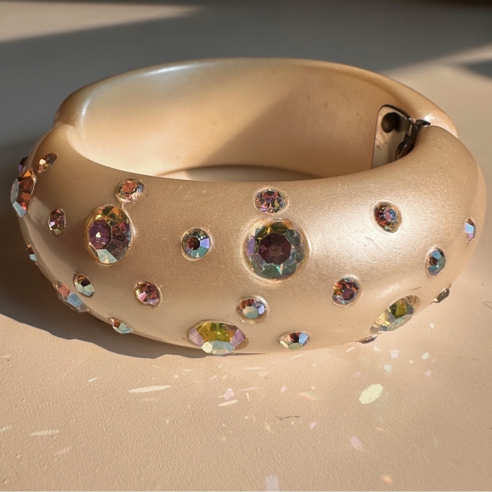 Weiss Pearlescent Clamper Bracelet